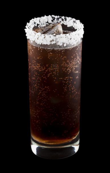 Bebida de Batanga adornada con sal aislada en negro
 - Foto, imagen