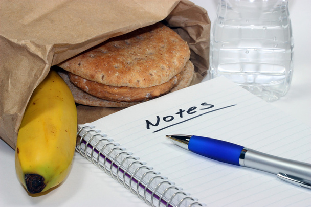 Prendre des notes pendant la réunion du déjeuner sac brun
 - Photo, image