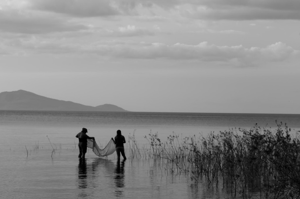 люди рыбачат на озере
 - Фото, изображение