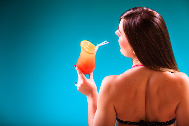 Mujer sosteniendo copa de cóctel
 - Foto, imagen