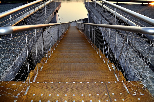 Metallinen ruosteinen portaikko
 - Valokuva, kuva