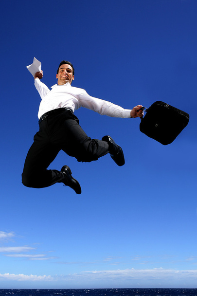 dolblij zakenman springen in de hemel - Foto, afbeelding