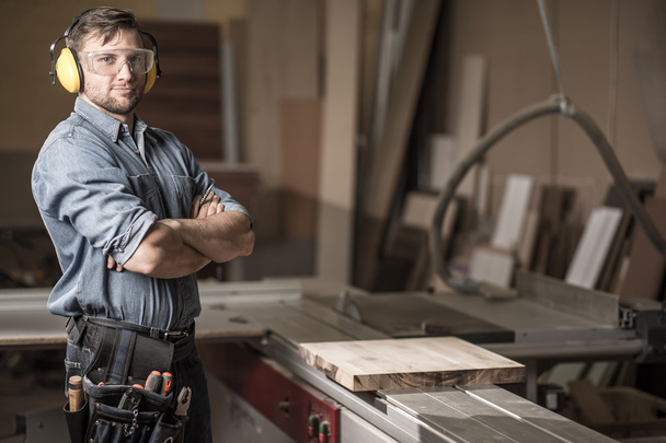 Mature carpenter in the workshop - Foto, Bild