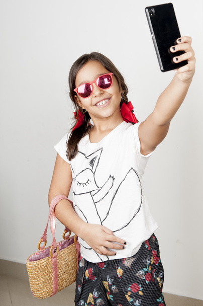 Mutlu çocuk kız Selfie - Fotoğraf, Görsel