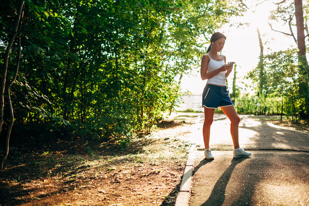 femme avec lecteur audio faisant du fitness dans le parc de la ville
 - Photo, image