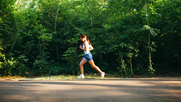 woman running in the park - Fotografie, Obrázek