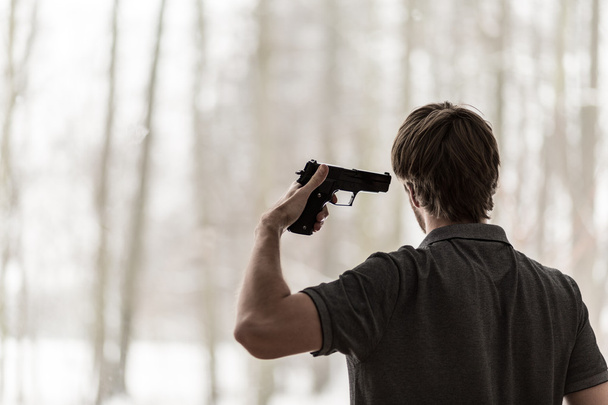 Man trying to shoot himself  - Foto, Imagen