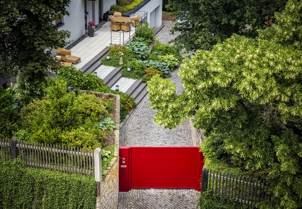 Czerwona brama przy wejściu do willi - Zdjęcie, obraz