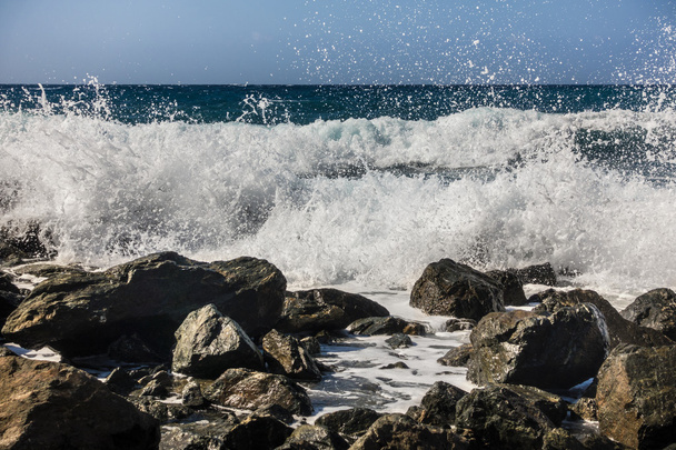 κύματα σε γκρεμος - Φωτογραφία, εικόνα