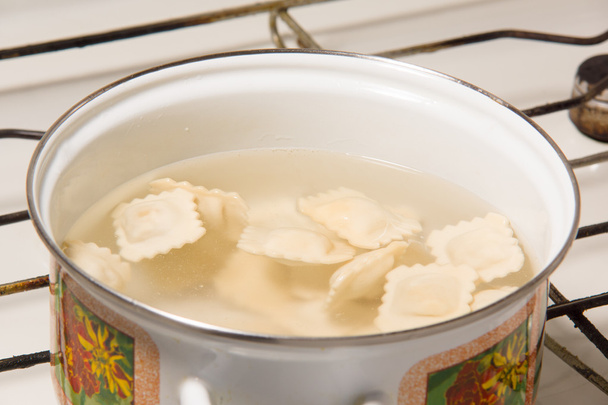 de koks dumplings in een pan met het kokende water - Foto, afbeelding