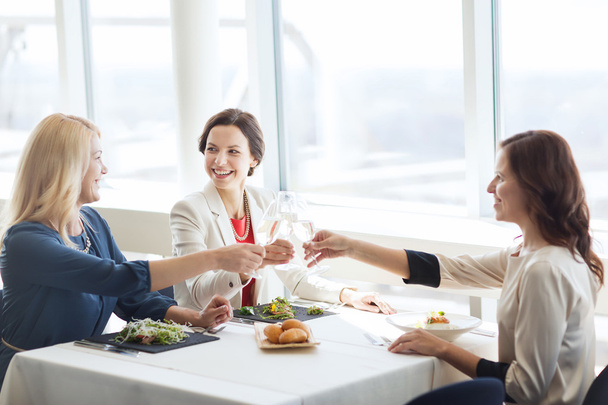 happy women drinking champagne at restaurant - Foto, immagini