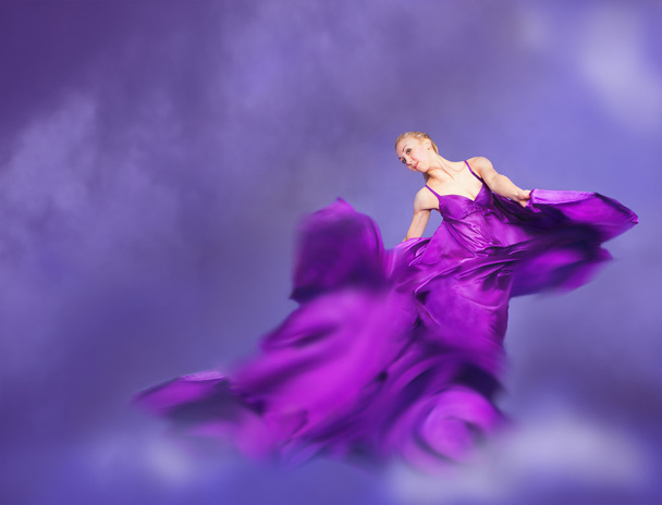 Jeune femme de beauté en robe lilas flottante
 - Photo, image