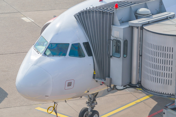 Aviões de passageiros no portão
 - Foto, Imagem