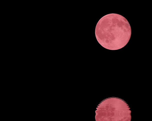 reflexión sobre el mar de luna llena ROJA
 - Foto, Imagen