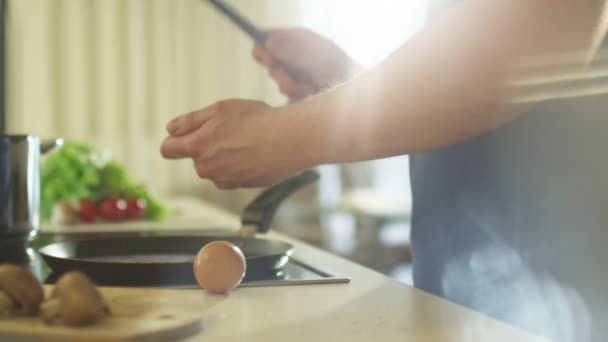 Man is Cracking Eggshell for Preparing Fried Eggs at Morning - Séquence, vidéo
