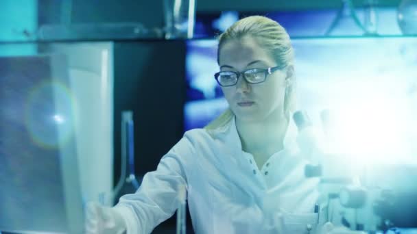 Woman Scientist Does Chemical Researches in Laboratory - Materiaali, video