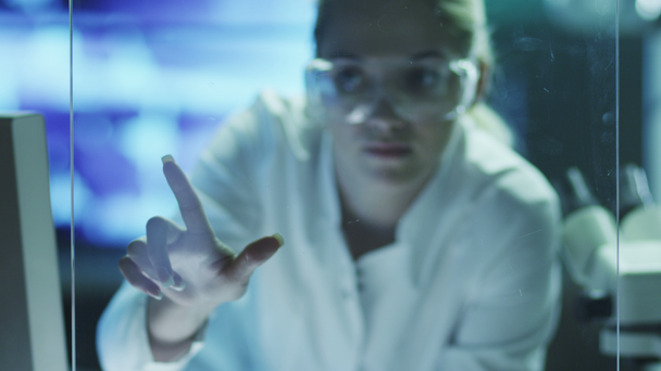 Mujer científica está utilizando la interacción futurista en el vidrio. Mock-up
 - Imágenes, Vídeo