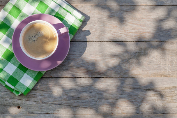 Tasse à café sur table de jardin
 - Photo, image