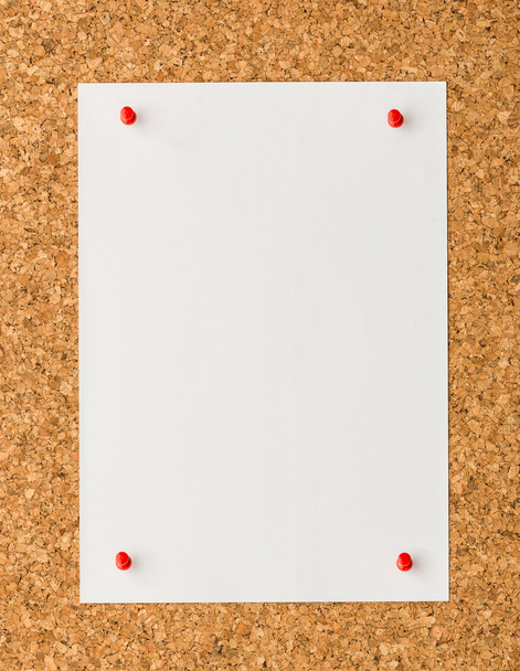 folha de nota de papel branco com pino vermelho na placa de cortiça
  - Foto, Imagem