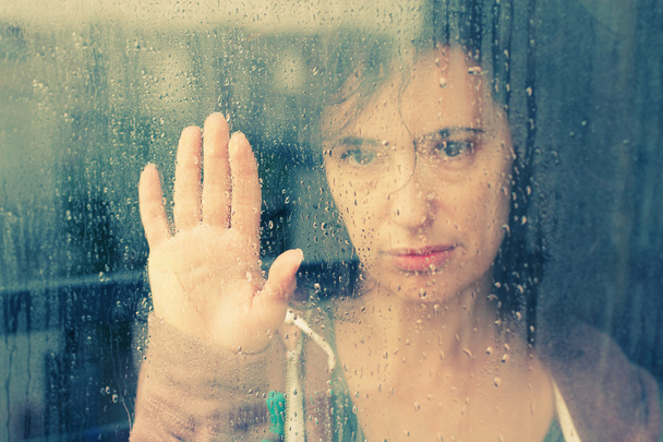 Frau vor Fenster - Foto, Bild