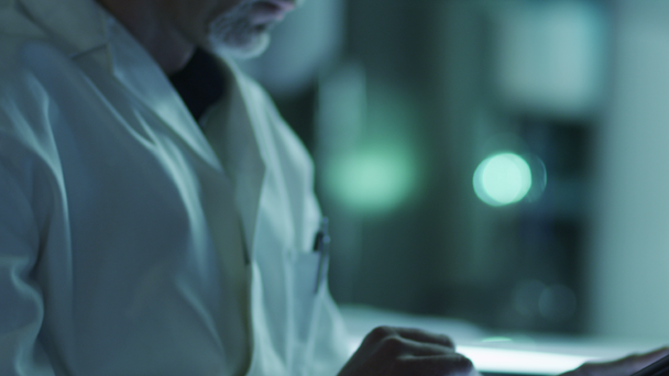 Μέσης ηλικίας αρσενικό επιστήμονας χρησιμοποιώντας Tablet στο εργαστήριο - Πλάνα, βίντεο