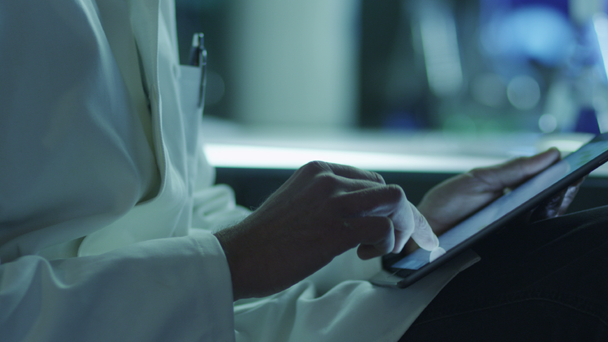 Μέσης ηλικίας αρσενικό επιστήμονας χρησιμοποιώντας Tablet στο εργαστήριο - Πλάνα, βίντεο
