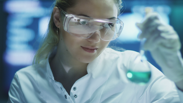 Женщина-ученый в очках проводит химические исследования
. - Кадры, видео
