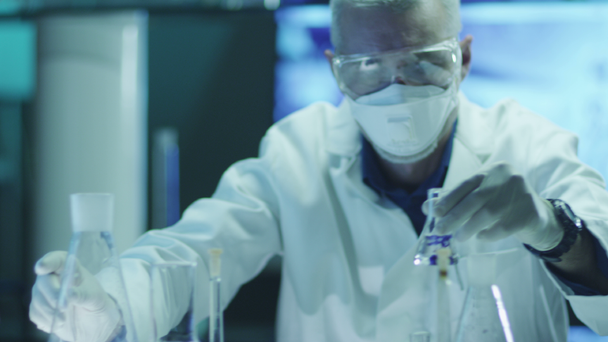 Wetenschapper doet chemische Experiment in laboratorium. - Video