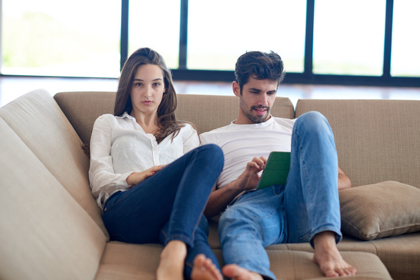 couple at modern home using tablet computer - Zdjęcie, obraz