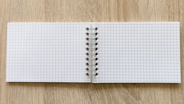 Cuaderno abierto de página en blanco
 - Foto, imagen