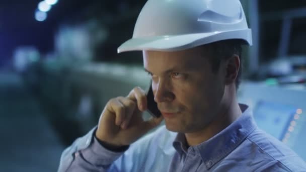 Engineer on the Phone in Factory - Materiał filmowy, wideo