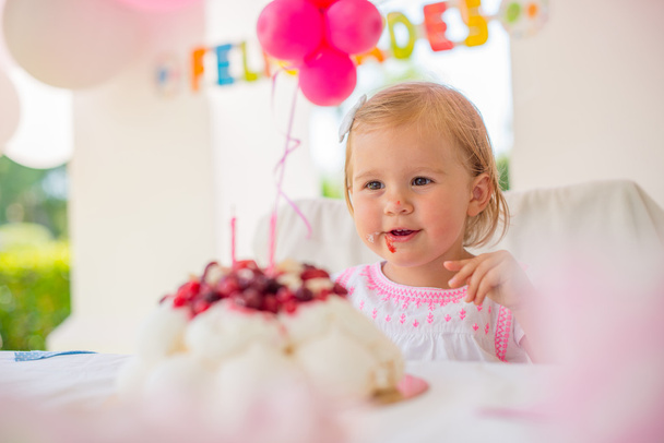 Mignon fille manger gâteau d'anniversaire
 - Photo, image
