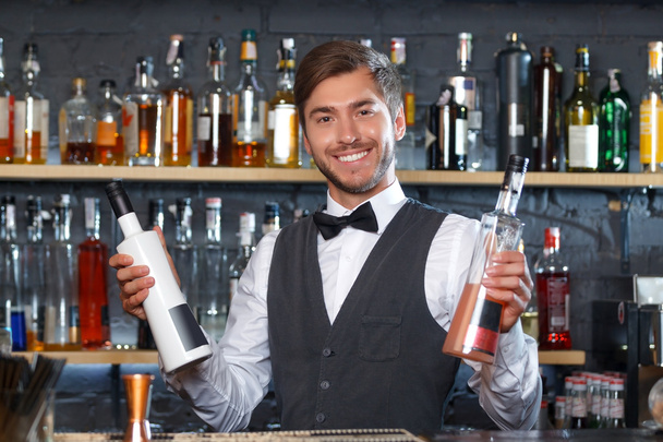 Handsome bartender during work - Foto, imagen