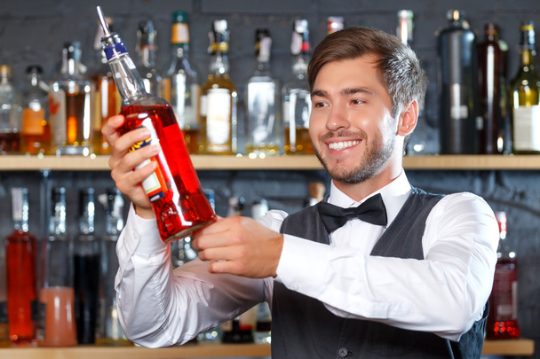 Handsome bartender during work - Valokuva, kuva