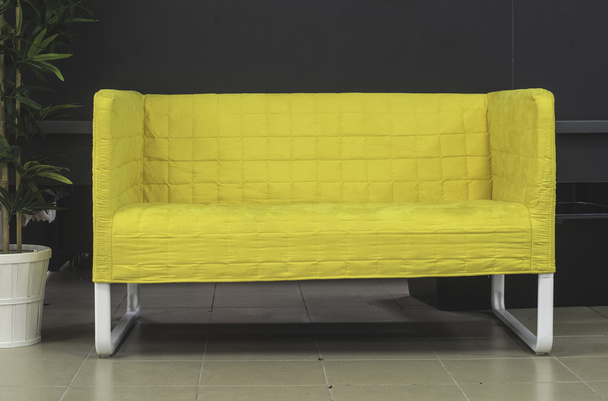 Μικρό κίτρινο καναπέ - Φωτογραφία, εικόνα