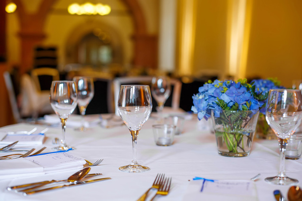 Mavi ve beyaz düğün ya da olay parti için masayı.  - Fotoğraf, Görsel