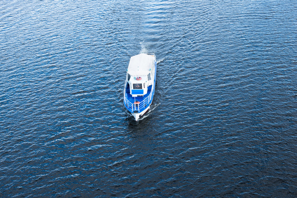 The boat floating in the blue Dnieper waters - Foto, imagen