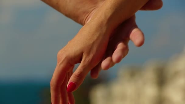Händchen haltend berühren sich - Filmmaterial, Video
