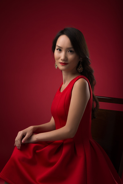 азіатська жінка в червоній сукні
 - Фото, зображення