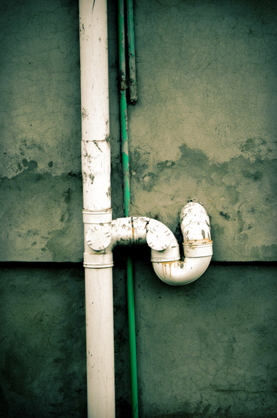 Línea de tuberías de agua en el edificio de la ciudad
. - Foto, Imagen
