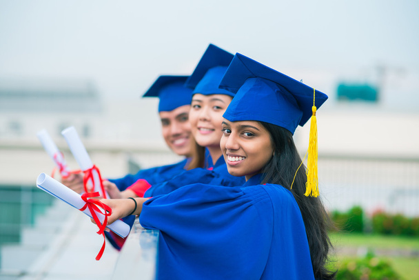 Studenten stehen mit Diplomen in der Reihe - Foto, Bild