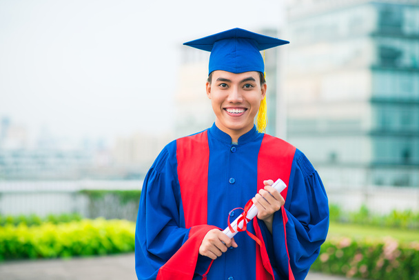 hombre en vestido de graduado con diploma
 - Foto, imagen