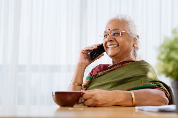 Mulher indiana chamando alguém
 - Foto, Imagem