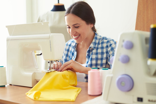Женщина, работающая на швейной машине - Фото, изображение
