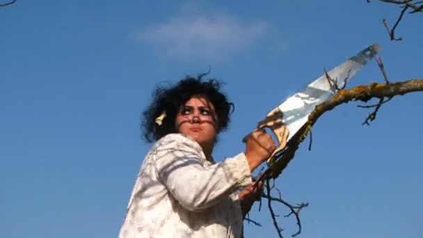 Bláznivá tmavovlasá žena řezání a rozdělení větve stromu - Záběry, video