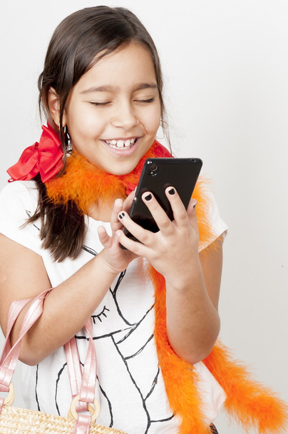 gelukkig meisje met telefoon - Foto, afbeelding