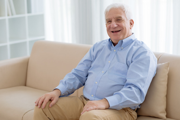 Senior man lachen - Foto, afbeelding