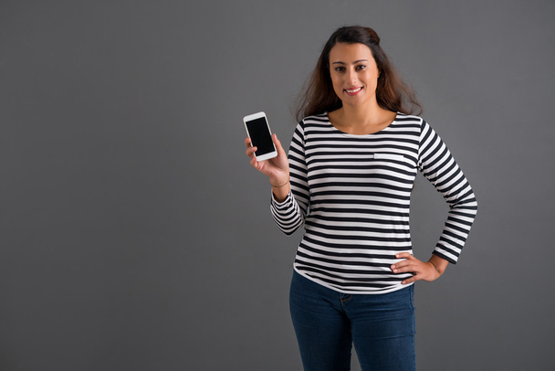 woman showing a smartphone - Foto, Bild