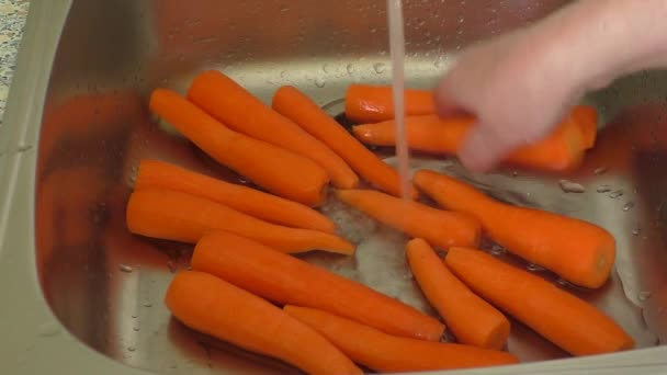 Kobieta, mycie marchew w zlewie - Materiał filmowy, wideo