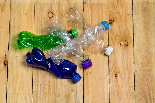 botellas de plástico usadas en tablero de madera
 - Foto, Imagen